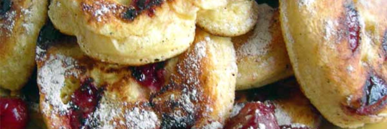 Пышные оладьи с вишней