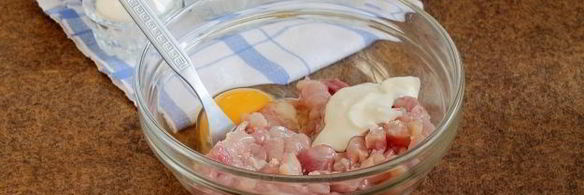 резаные оладьи из филе курицы с майонезом