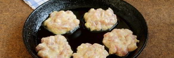 резаные оладьи из филе курицы с майонезом
