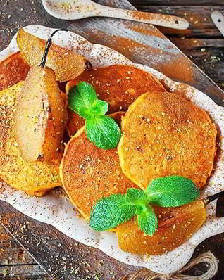 Тыквенные оладьи с пряными грушами в сиропе