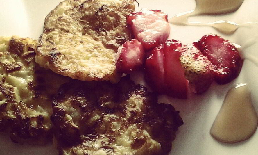 Рецепт яблочных оладий с клубникой и кленовым сиропом