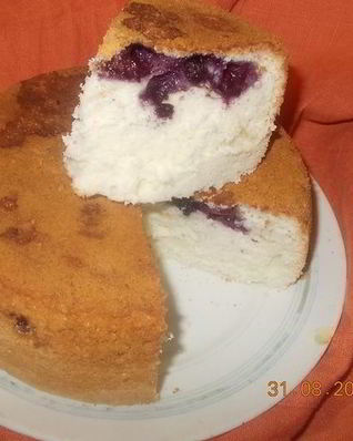 Бисквит с печеньем и голубикой