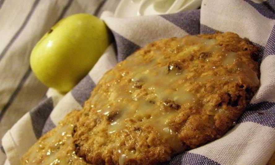 Рецепт овсяного печенья с яблочным пюре и изюмом