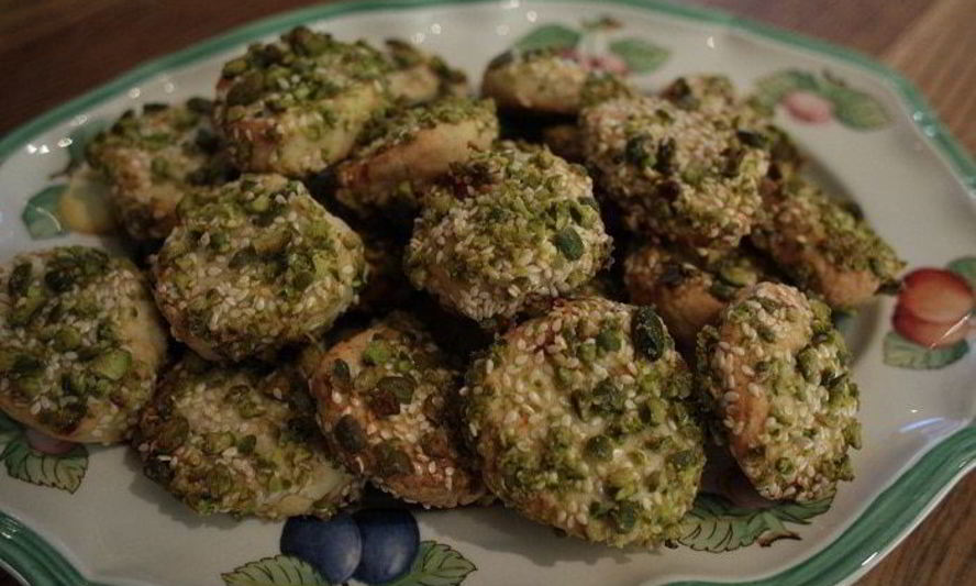 Рецепт печенья с курагой, кунжутом и фисташками