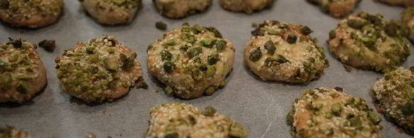 печенье с курагой, кунжутом и фисташками