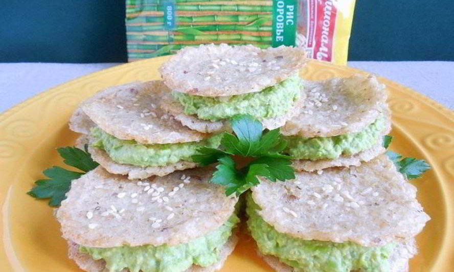 Рецепт рисовых сэндвич-крекеры с зеленым хумусом