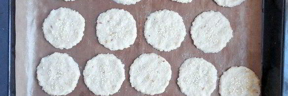 рисовые сэндвич-крекеры с зеленым хумусом