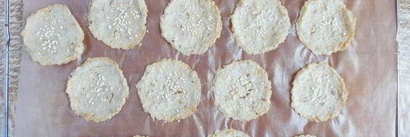 рисовые сэндвич-крекеры с зеленым хумусом