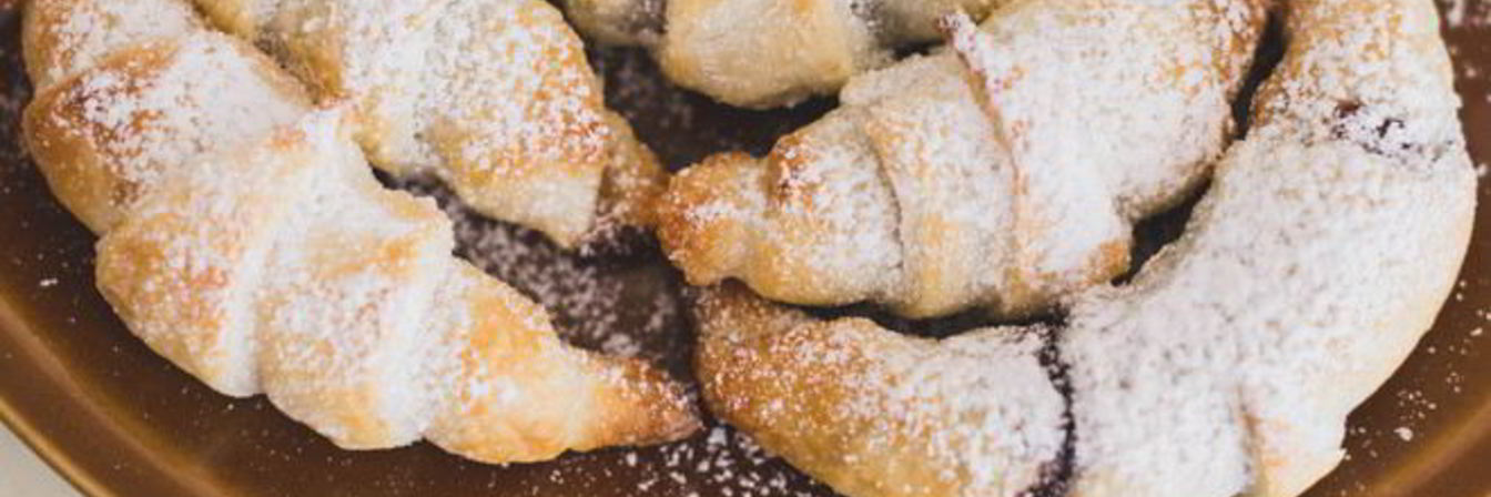 Сдобные рогалики с повидлом