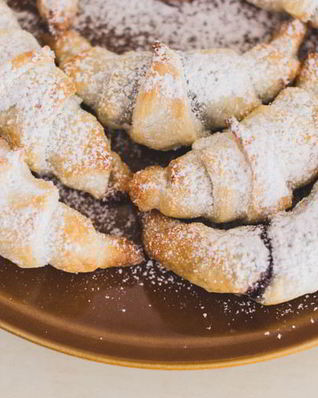 Сдобные рогалики с повидлом