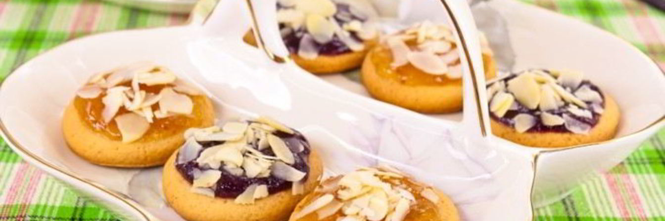 Ванильное печенье с джемом и орехами