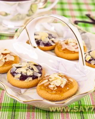 Ванильное печенье с джемом и орехами