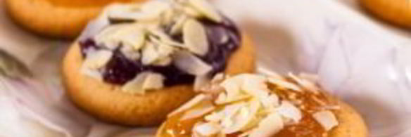 ванильное печенье с джемом и орехами