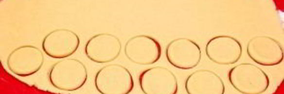 ванильное печенье с джемом и орехами