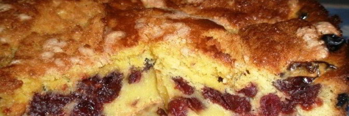 Бисквитный пирог с вишней