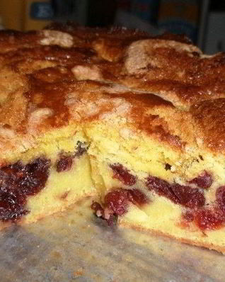 Бисквитный пирог с вишней