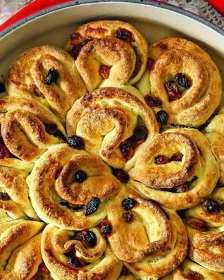 Фигурный пирог-цветок с изюмом и заварным кремом