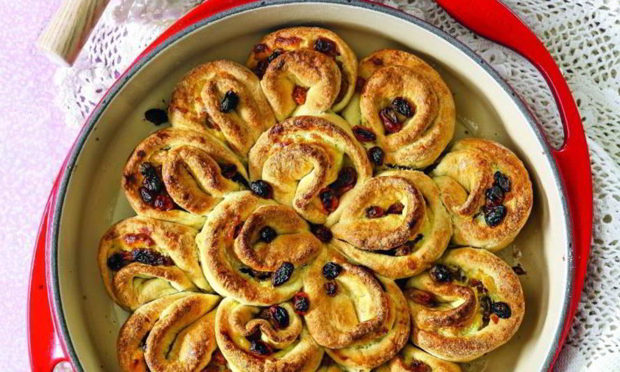 Рецепт фигурного пирога-цветка с изюмом и заварным кремом