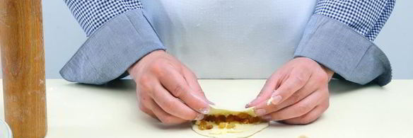 фигурный пирог-цветок с изюмом и заварным кремом