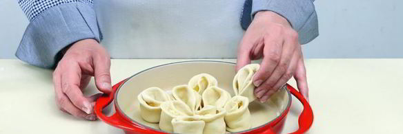 фигурный пирог-цветок с изюмом и заварным кремом