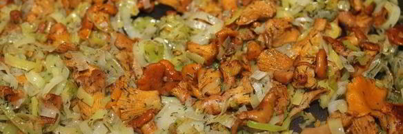 картофельный пирог с луком-пореем и лисичками