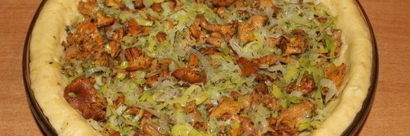 картофельный пирог с луком-пореем и лисичками