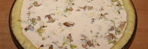 картофельный пирог с луком-пореем и лисичками