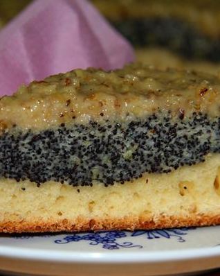 Маковый пирог с ореховой глазурью