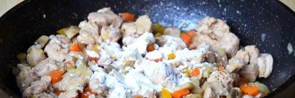 мясной пирог в горшочке