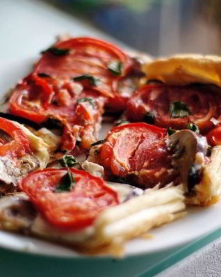 Пирог из слоеного теста с сыром и баклажаном