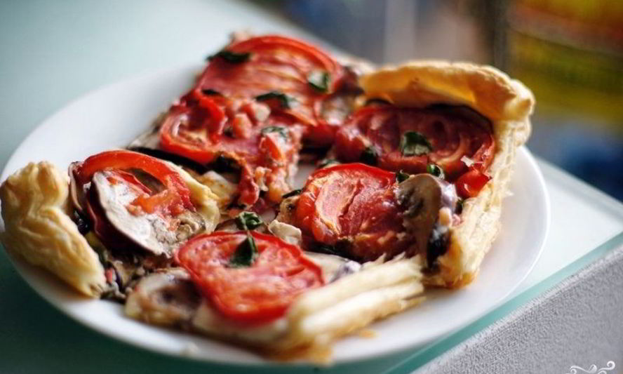 Рецепт пирога из слоеного теста с сыром и баклажаном