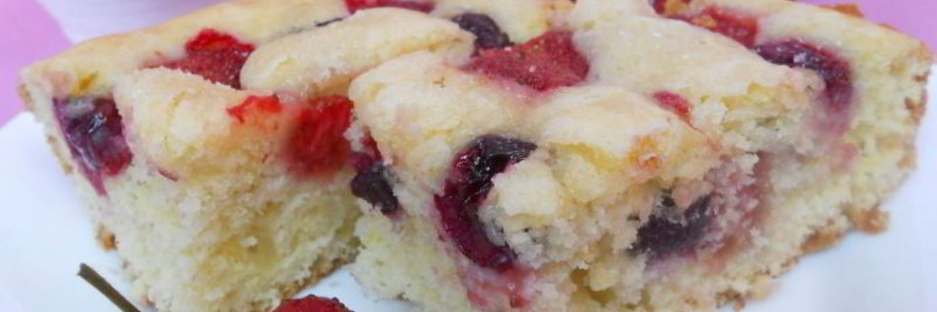 Пирог с клубникой и черешней