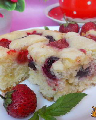 Пирог с клубникой и черешней