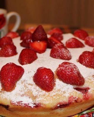 Пирог с клубникой на кефире