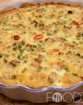 Пирог с копченой скумбрией под яично-сметанным соусом