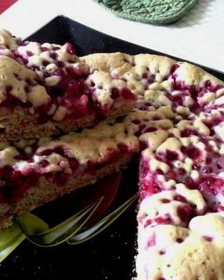 Пирог с красной смородиной