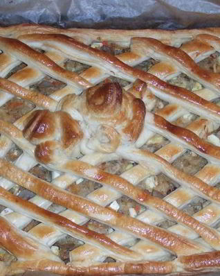 Пирог с квашеной капустой, луком, грибами и яйцом