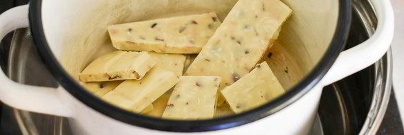 пирог с персиками, ореховым штрейзелем и белым шоколадом