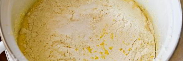 пирог с персиками, ореховым штрейзелем и белым шоколадом