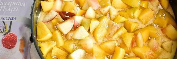 пирог с персиками, ореховым штрейзелем и белым шоколадом