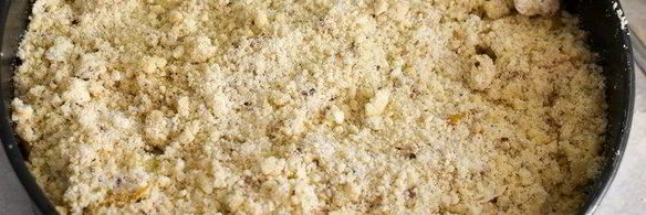 пирог с персиками, ореховым штрейзелем и белым шоколадом