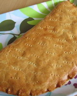 Пирог с сыром, творогом и копченой колбасой