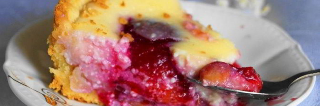 Пирог со сливами и творожной заливкой