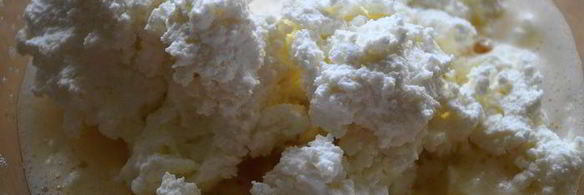 пирог со сливами и творожной заливкой