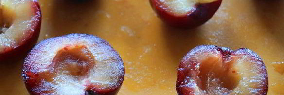 пирог со сливами и творожной заливкой