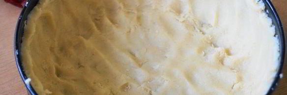 пирог со сливами и творожной заливкой