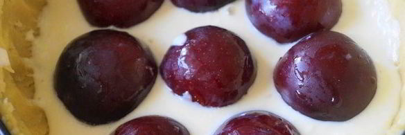 пирог со сливами и творожной заливкой