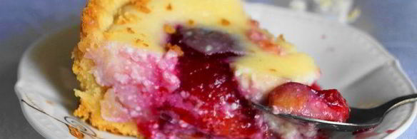 пирог со сливами и творожной заливкой