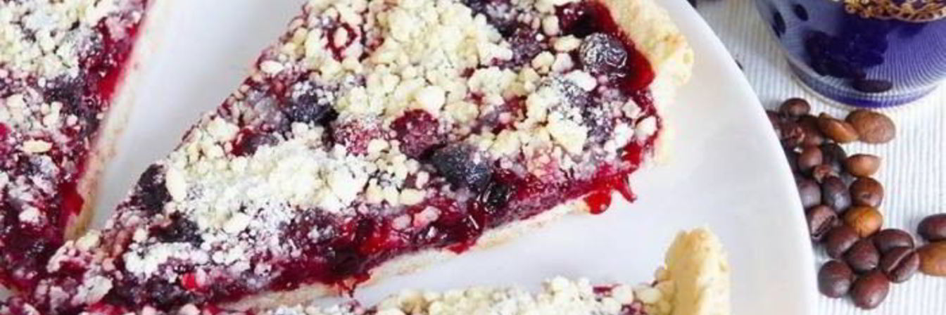 Постный пирог с черной смородиной