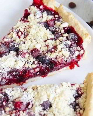 Постный пирог с черной смородиной